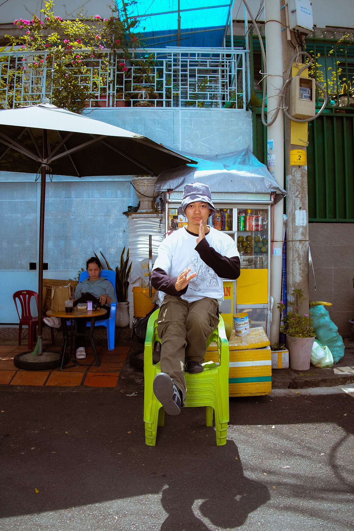 Áo phông Graphic Everyday life on street